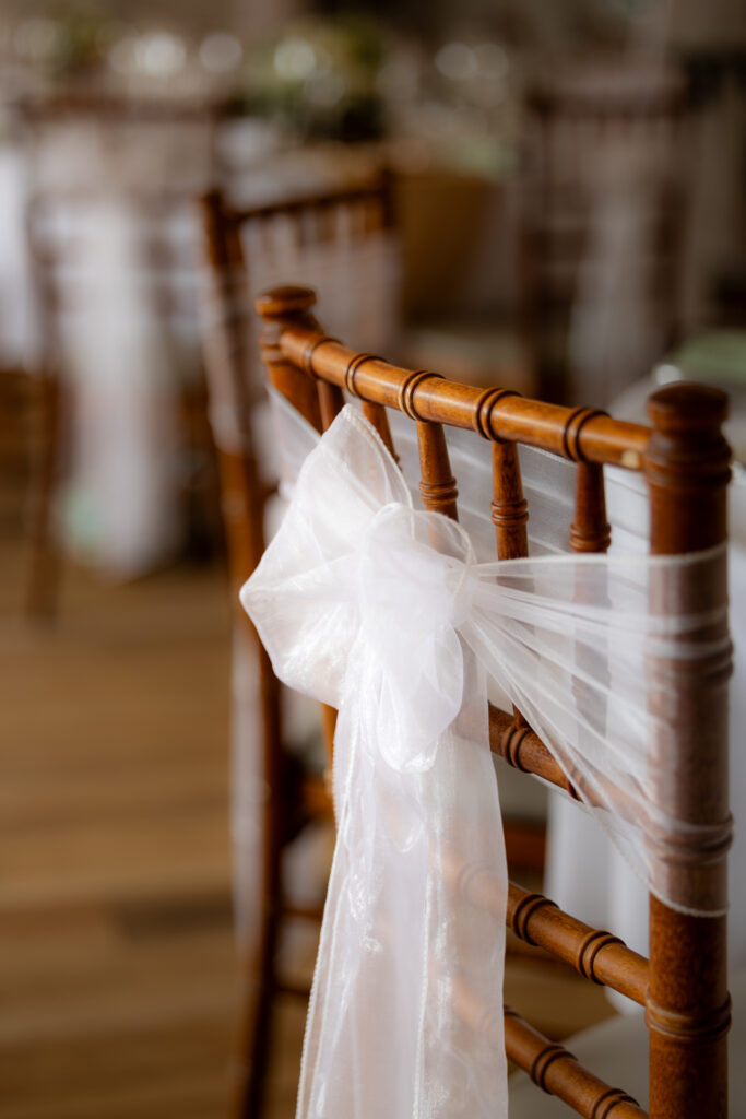 Mariage sous chapiteau à La Distinction Joliette Chaise avec voilage