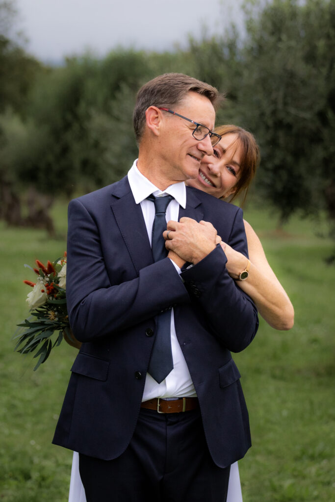 Mariage au Château Sainte Roseline Provence France Couple de jeunes mariés dans un champ d'oliviers