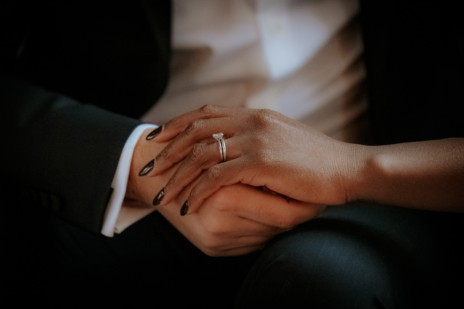 Mains des jeunes fiancés avec bague de diamant