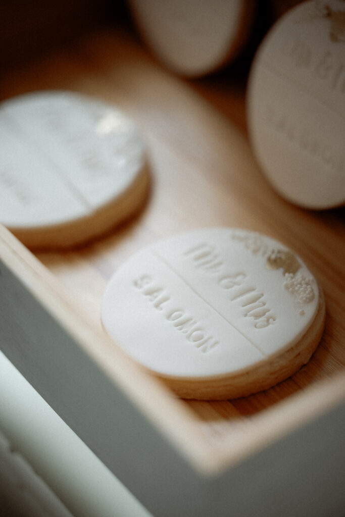 Biscuits souvenirs des jeunes mariés lors du mariage Cadeau pour les invités