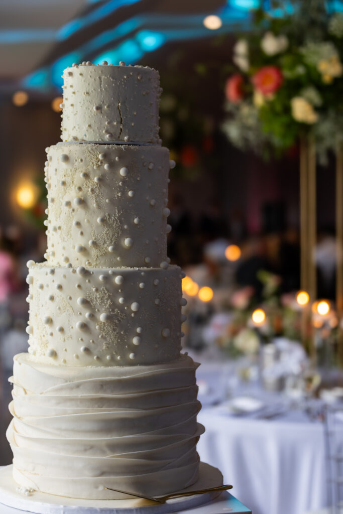 Gâteau de mariage ton sur ton blanc avec perles sur 4 étages