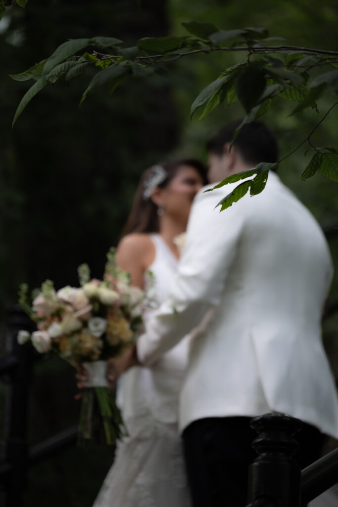 Couple de jeunes mariés lors à travers les bois - Mariage réalisé avec deux photographes avec les avantages que cela comporte.