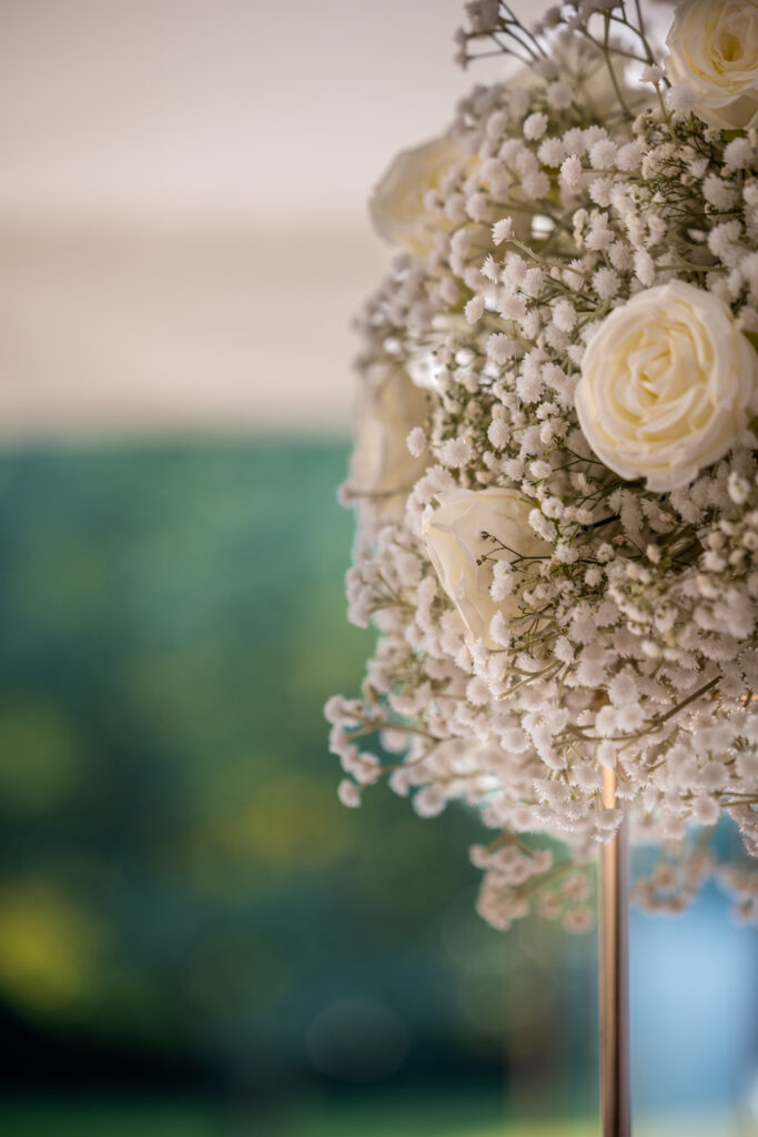 Décoration de table en fleurs blanches