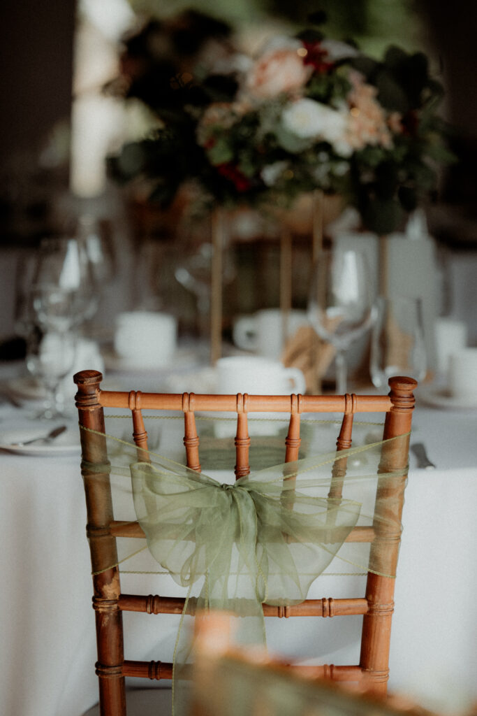 Chaise avec noeud en tulle vert sauge