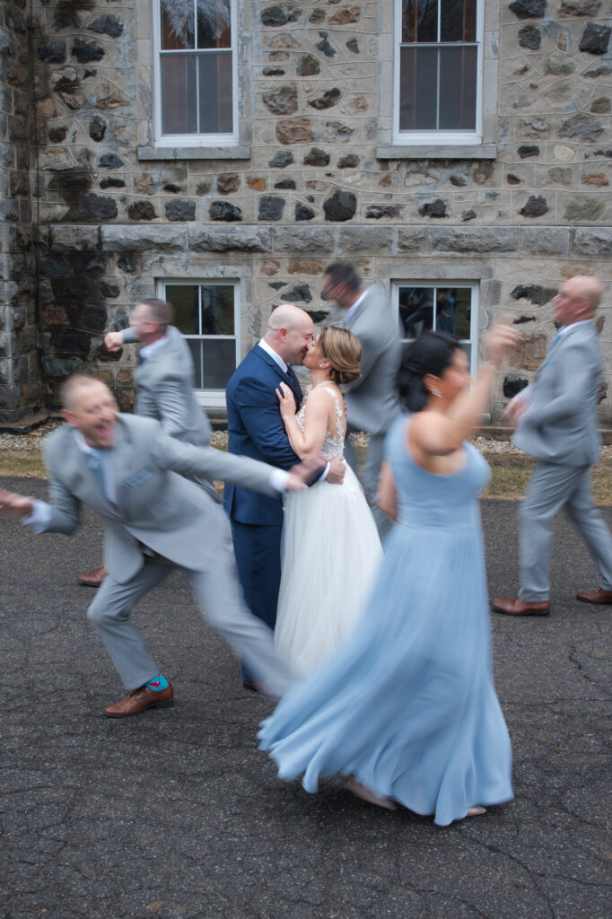 Partipation des invités après First look des mariés devant le parvis de l'abbaye d'Oka par un jour de pluie
