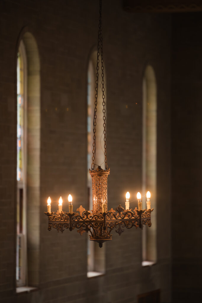Lustre antique dans la bibliothèque de l'Abbaye d'Oka située dans les Laurentides au Québec