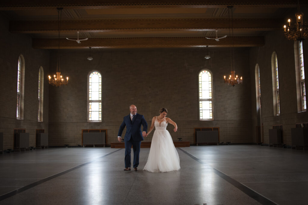 Couple après la cérémonie de mariage dans la Bibliothèque de l'Abbaye d'Oka - Laurentides - Québec