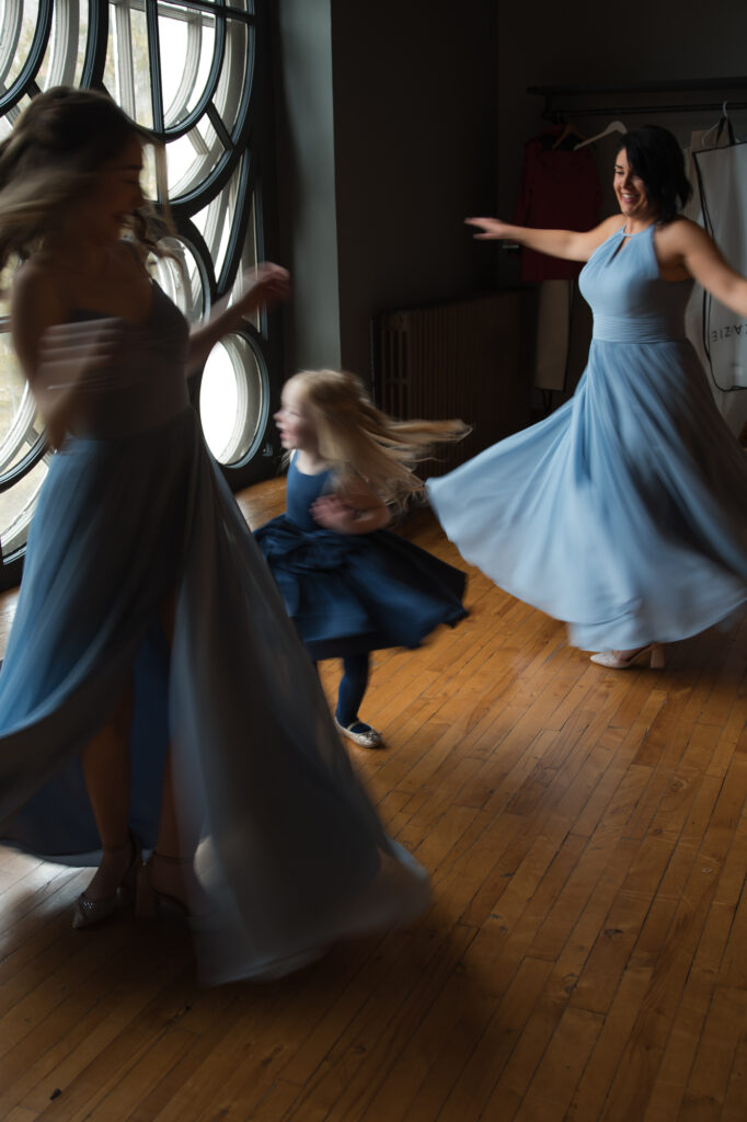 Danse devant la rosace à l'Abbaye d'Oka