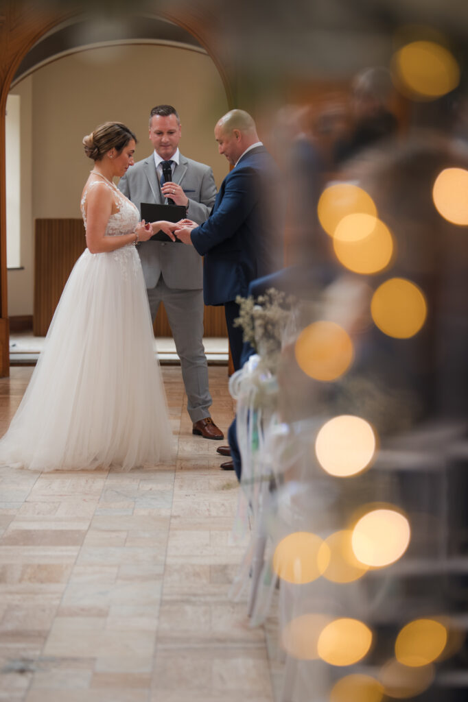 Mariage dans la nef de l'abbaye d'Oka - Échange des alliances et consentements avec célébrant.