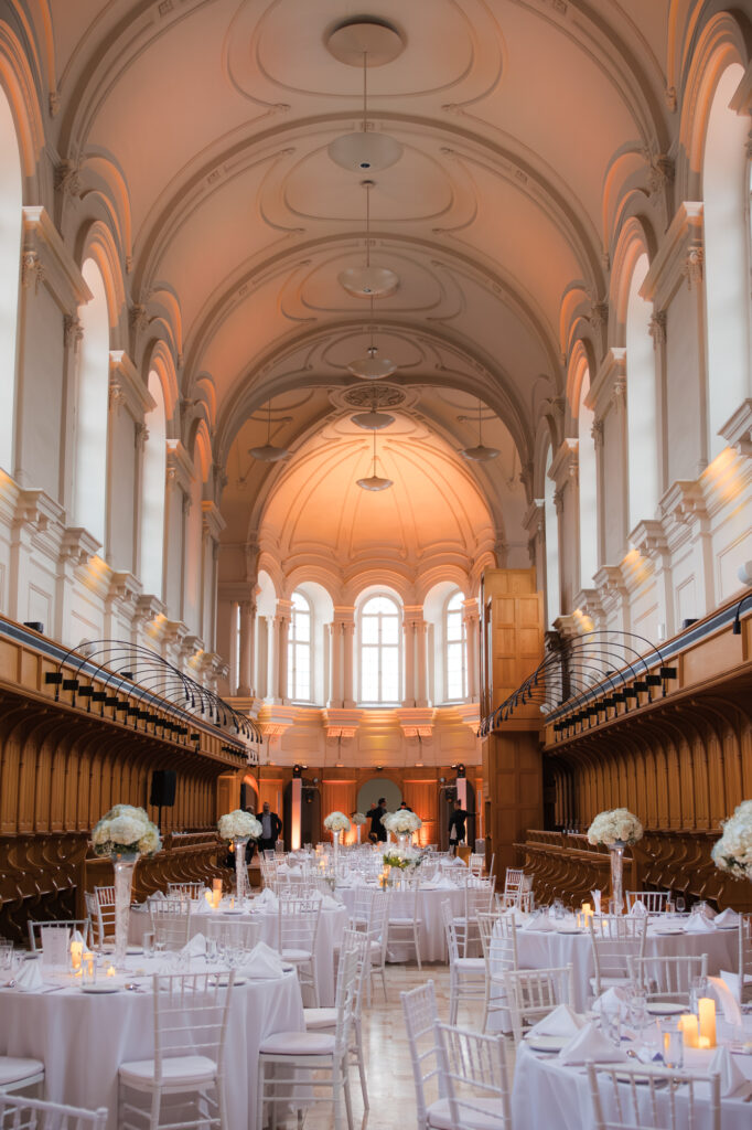 Chapelle de l'Abbaye d'Oka avec tables et décor pour cérémonie de mariage - BlanchePhotographe