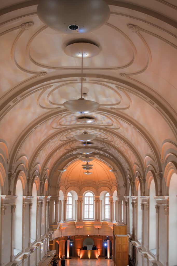 Chapelle de l'Abbaye d'Oka avec sa voute illuminée pour une réception de mariage - BlanchePhotographe