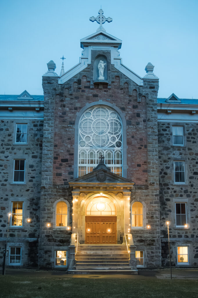 Parvis de l'Abbaye d'Oka dans les Laurentides à l'heure bleue