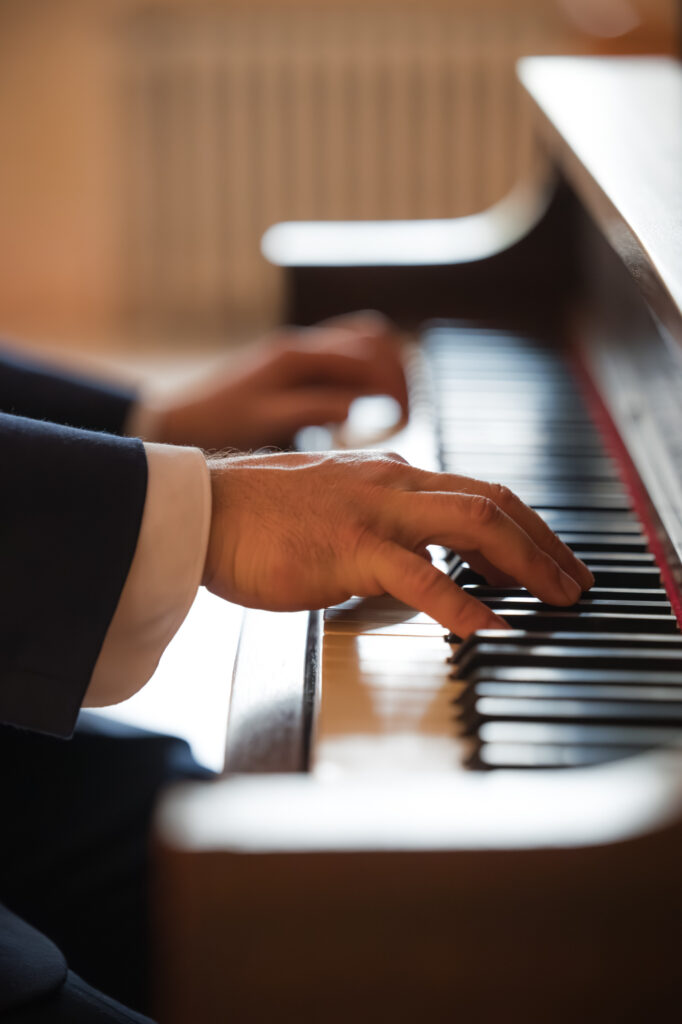 Futur marié au piano à l'Abbaye d'Oka dans les Laurentides
