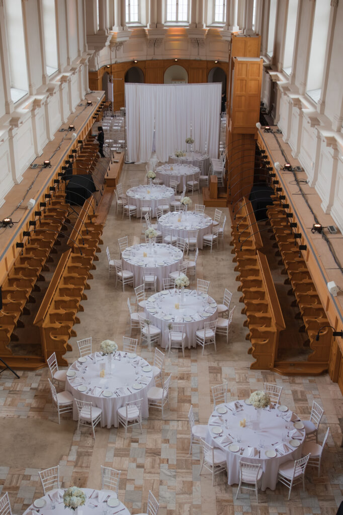 Chapelle de l'Abbaye d'Oka avec tables rondes et décor pour cérémonie de mariage - BlanchePhotographe