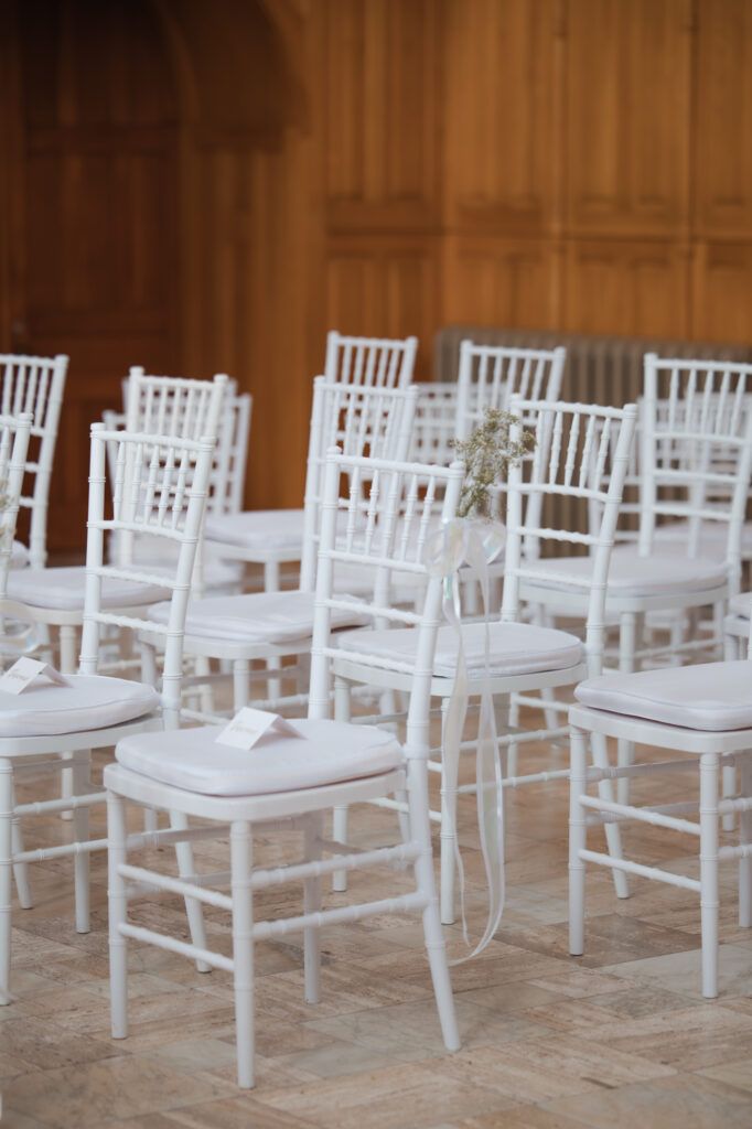 Chaises pour cérémonie de mariage à l'Abbaye d'Oka dans les Laurentides au Québec - BlanchePhotographe