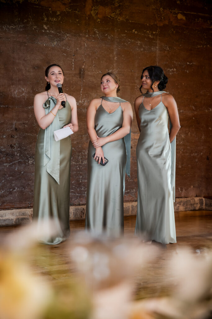 Demoiselles d'honneur délivrant un discours à l'attention des jeunes mariés avec humour, amour et émotions - Elmore Court UK