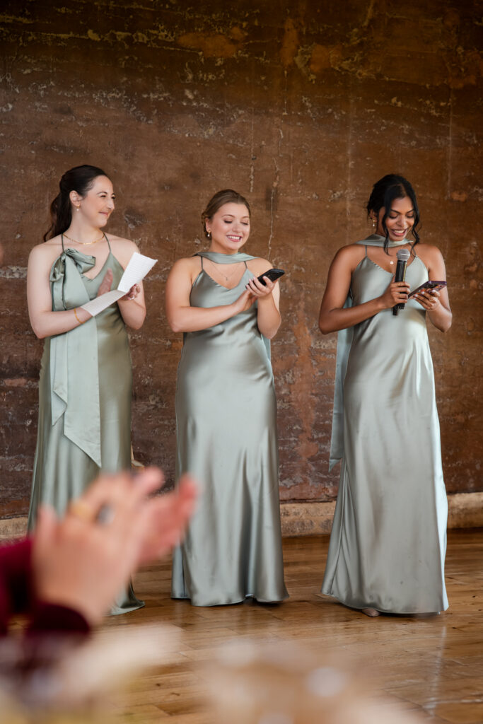 Amies de la mariée et demoiselles d'honneur lors du discours rempli d'amour, d'humour et d'émotions - Elmore Court UK