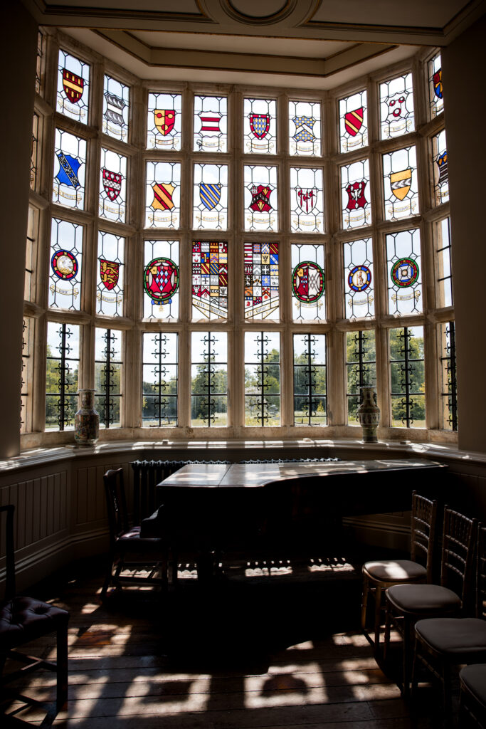 Vitrail principal dans la salle des mariages au Elmore Court Gloucestershire en Angleterre