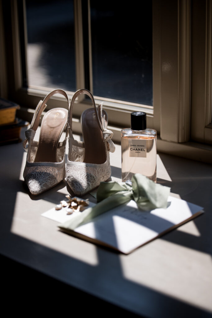 Chaussures Dior et parfum Chanel pour un mariage de rêve au Elmore Court Gloucestershire en Angleterre