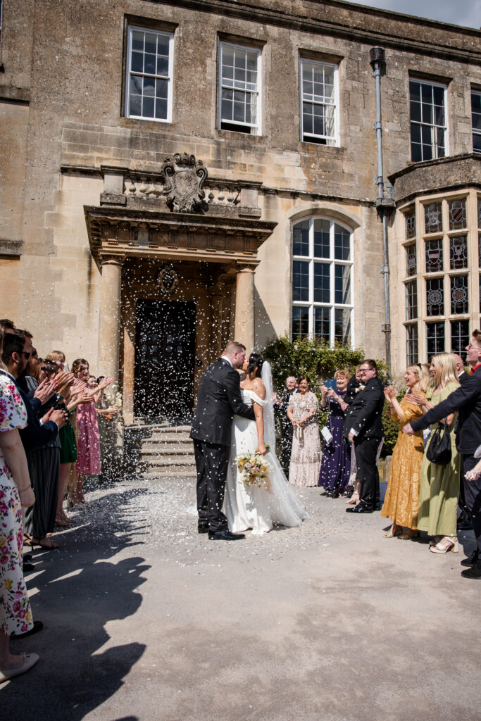 Couple devant l'entrée principale au Elmore Court Gloucestershire en Angleterre