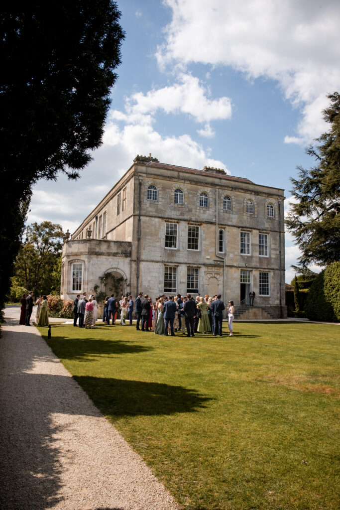 Cocktail dans les jardins au Elmore Court Gloucestershire en Angleterre