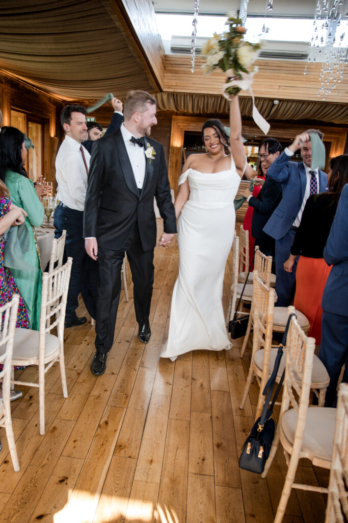 Entrée des mariés à leur réception de mariage au Elmore Court Gloucestershire en Angleterre