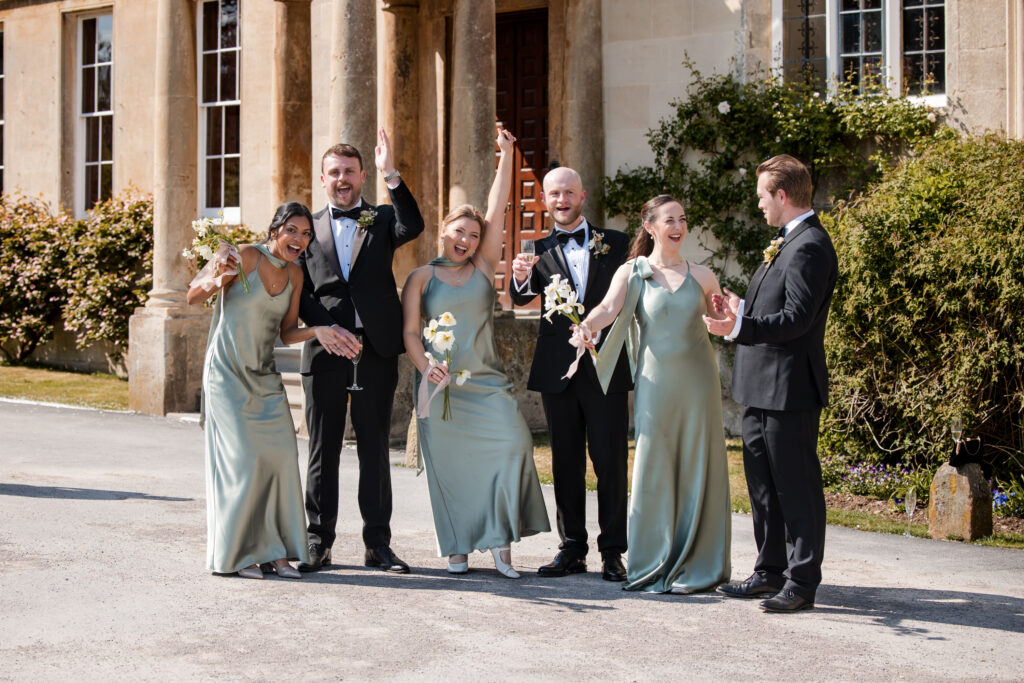 Filles et garçons d'honneur lors d'un mariage