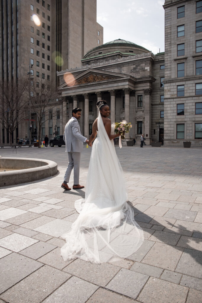 Couple qui marche lors de son photoshoot dans le Vieux-Montréal