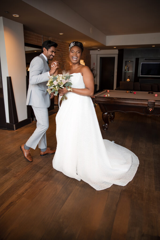 Éclats de rire du couple lors du 'first look'. Salle de billard de l'hôtel Place d'Armes dans le Vieux-Montréal