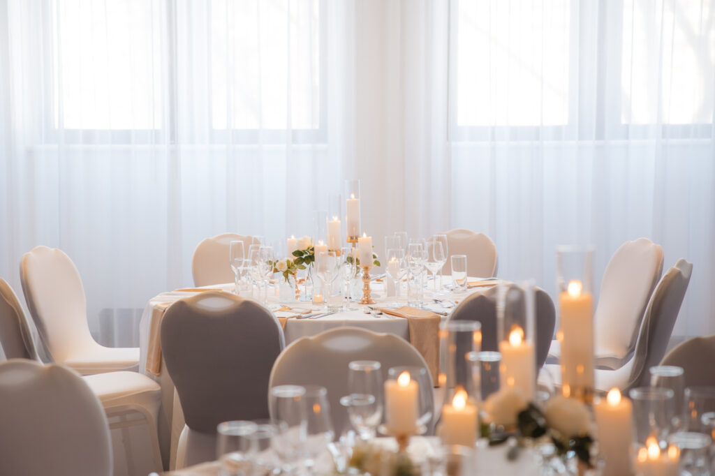 Hôtel Place d'Armes - Vieux-Montréal - Table décorée en or et blanc pour mariage