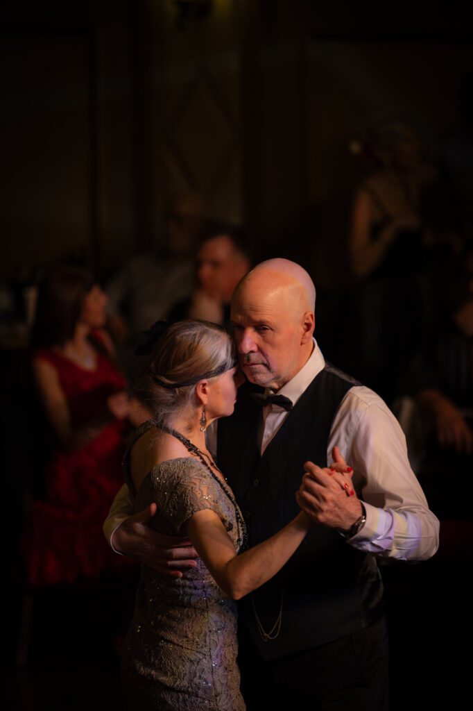 Couple enlacé dansant le tango