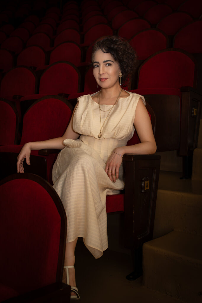 Portrait de femme au balcon du théâtre Rialto de Montréal