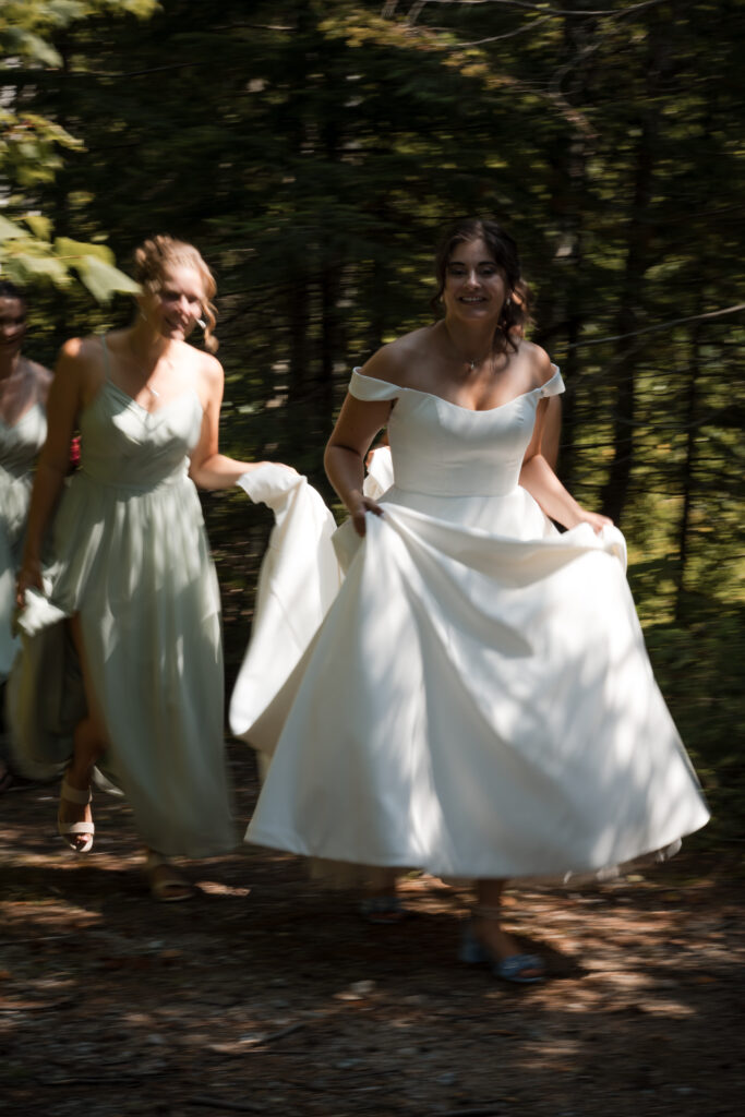 Mariée et ses demoiselles d'honneur en forêt