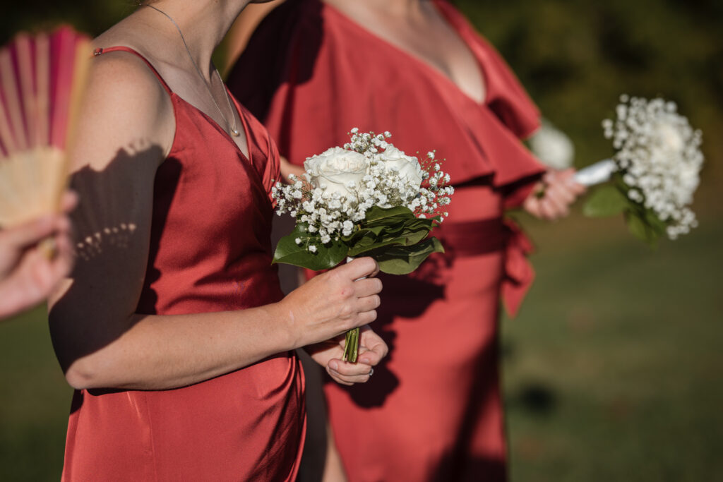 Robes de demoiselles d'honneur colorées et bouquets de fleurs naturelles en toute simplicité.
