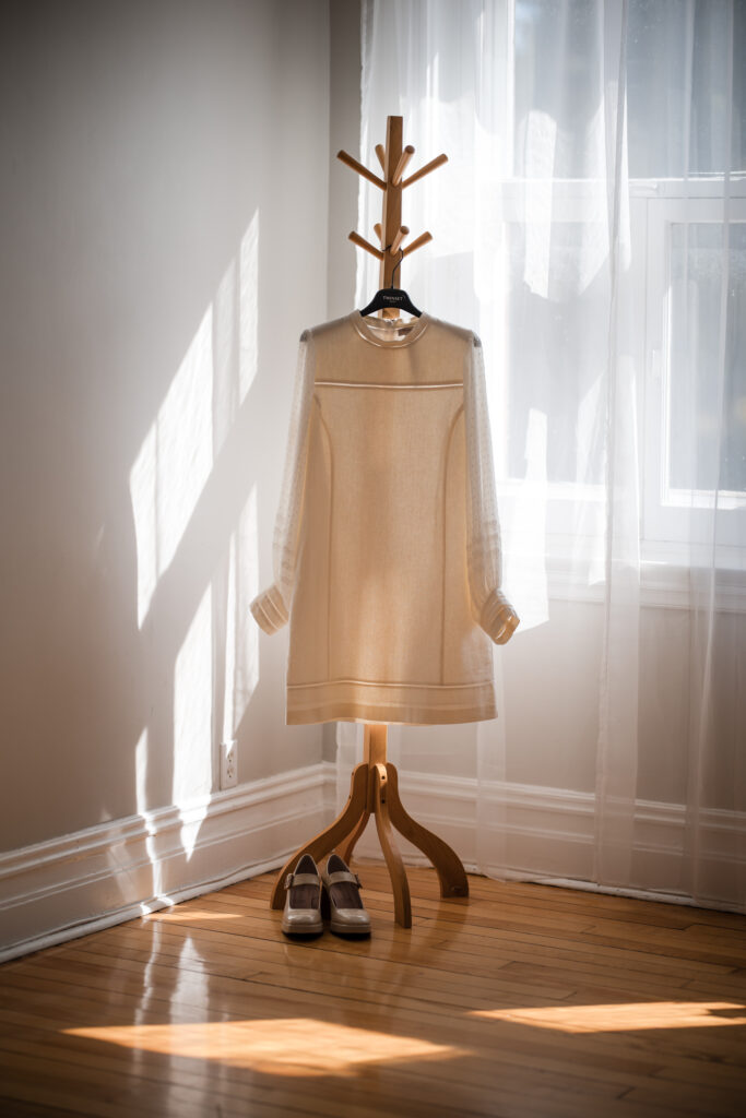 Robe de mariée simple au Café de l'horloge à Rigaud