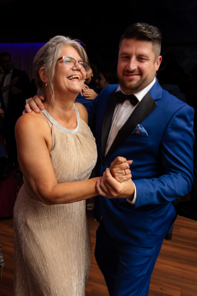 Danse fils mère lors du mariage