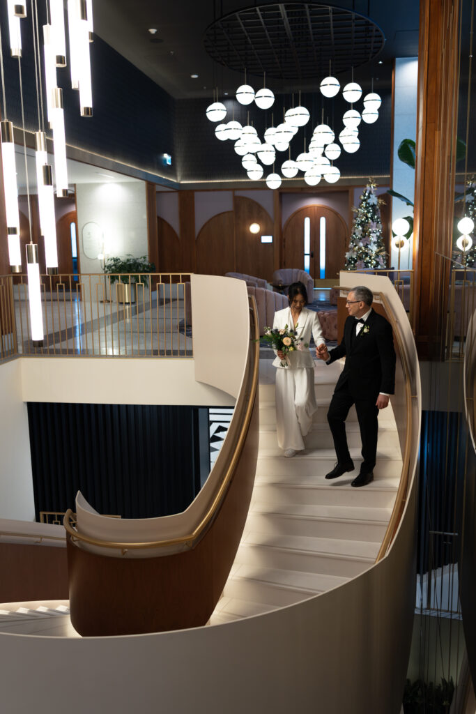 Descente d'escalier - Mariage intime à l'hôtel Honeyrose : un weekend inoubliable pour J & C