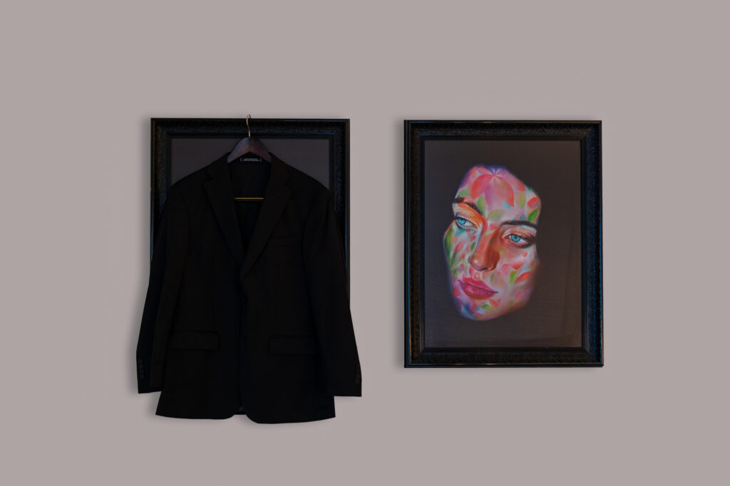 Costume accroché et cadre coloré - Mariage intime à l'hôtel Honeyrose : un weekend inoubliable pour J & C