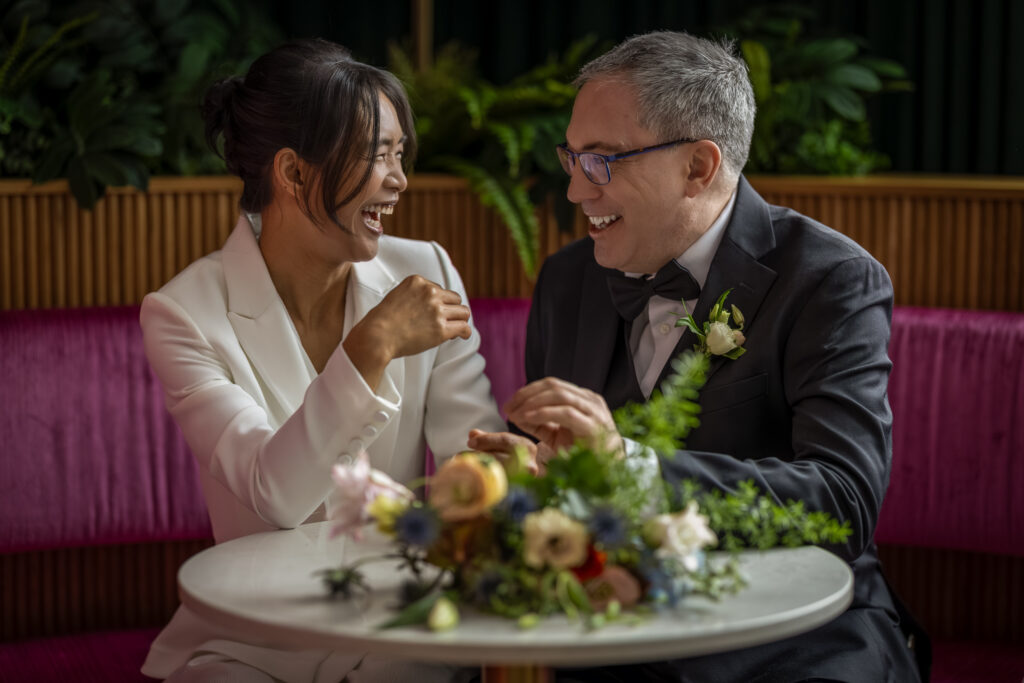 Couple au bar - Mariage intime à l'hôtel Honeyrose : un weekend inoubliable pour J & C